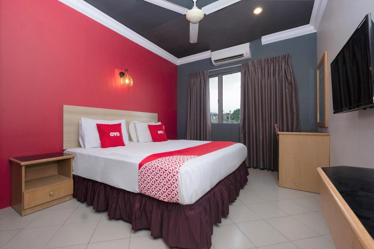Oyo 90050 V Hotel Teluk Intan Exterior foto