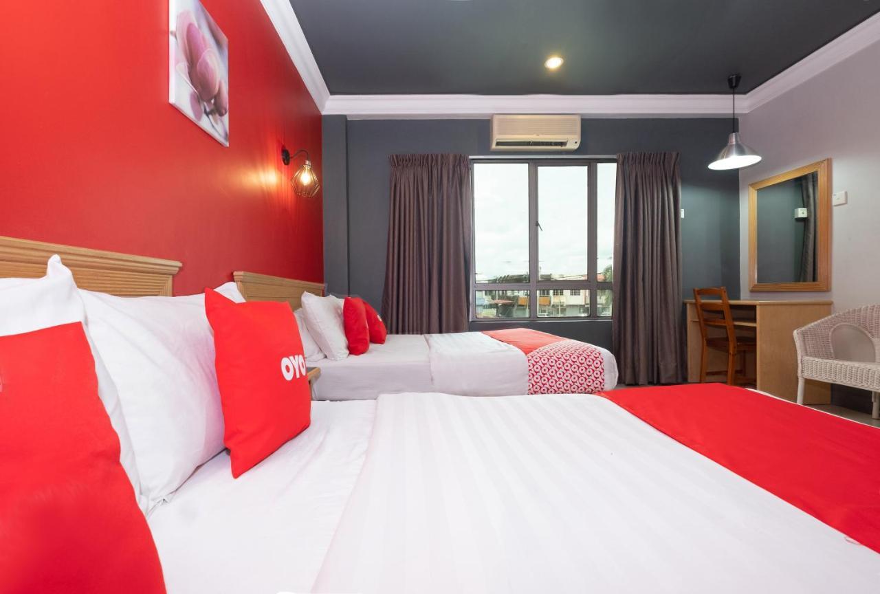 Oyo 90050 V Hotel Teluk Intan Exterior foto