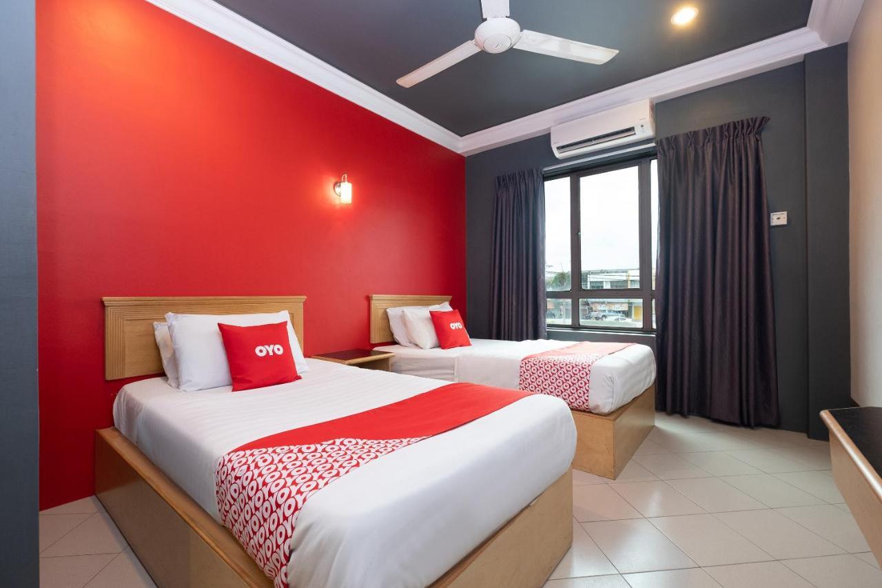 Oyo 90050 V Hotel Teluk Intan Exterior foto