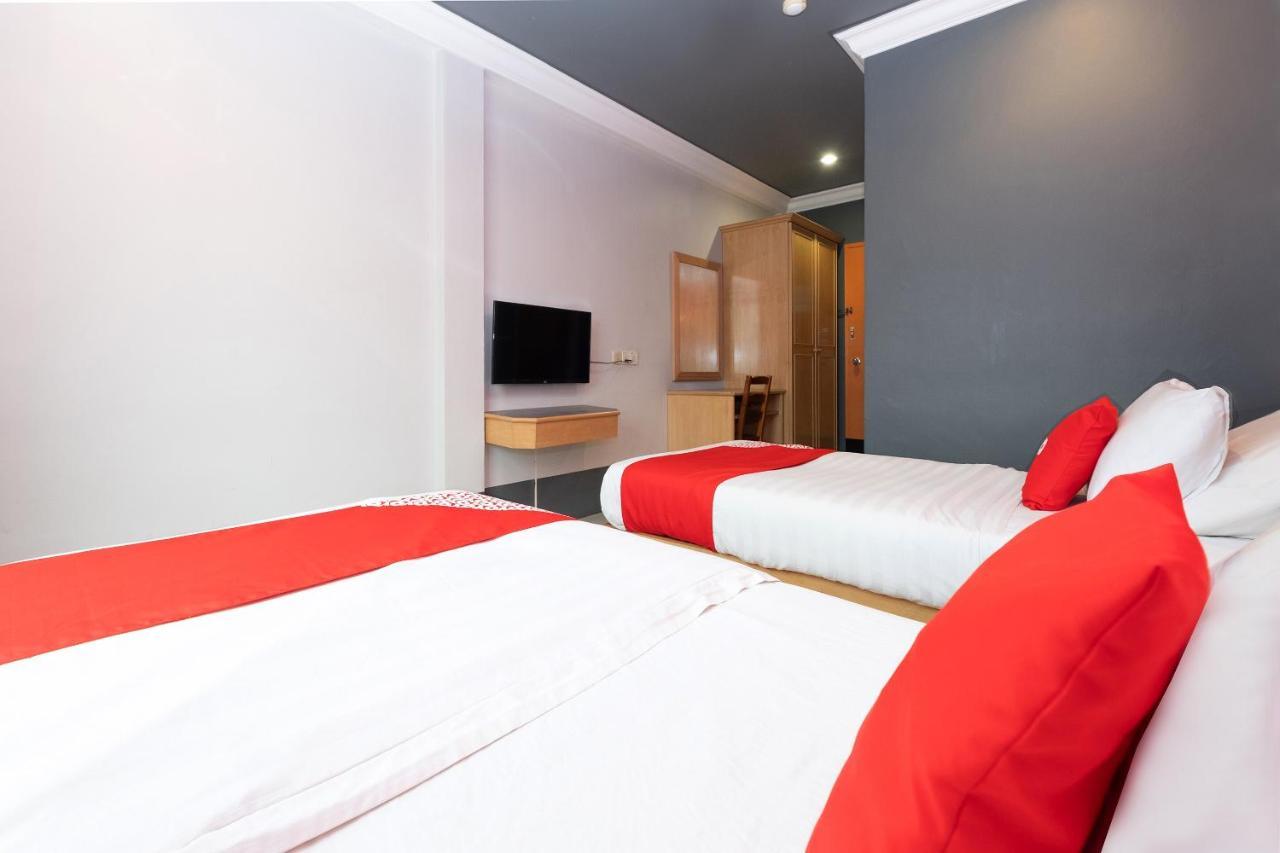 Oyo 90050 V Hotel Teluk Intan Exterior foto