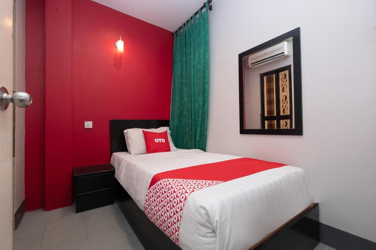 Oyo 90050 V Hotel Teluk Intan Exterior foto