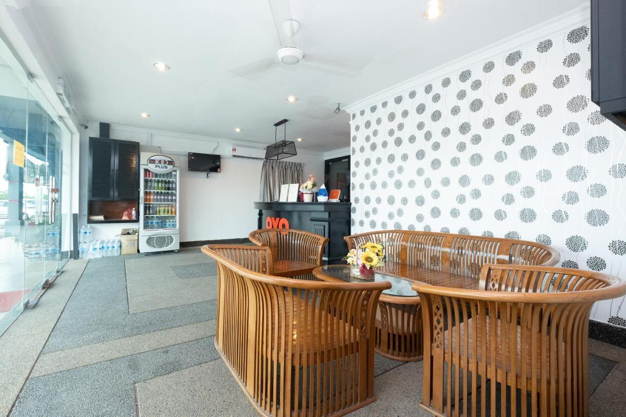 Oyo 90050 V Hotel Teluk Intan Exterior foto