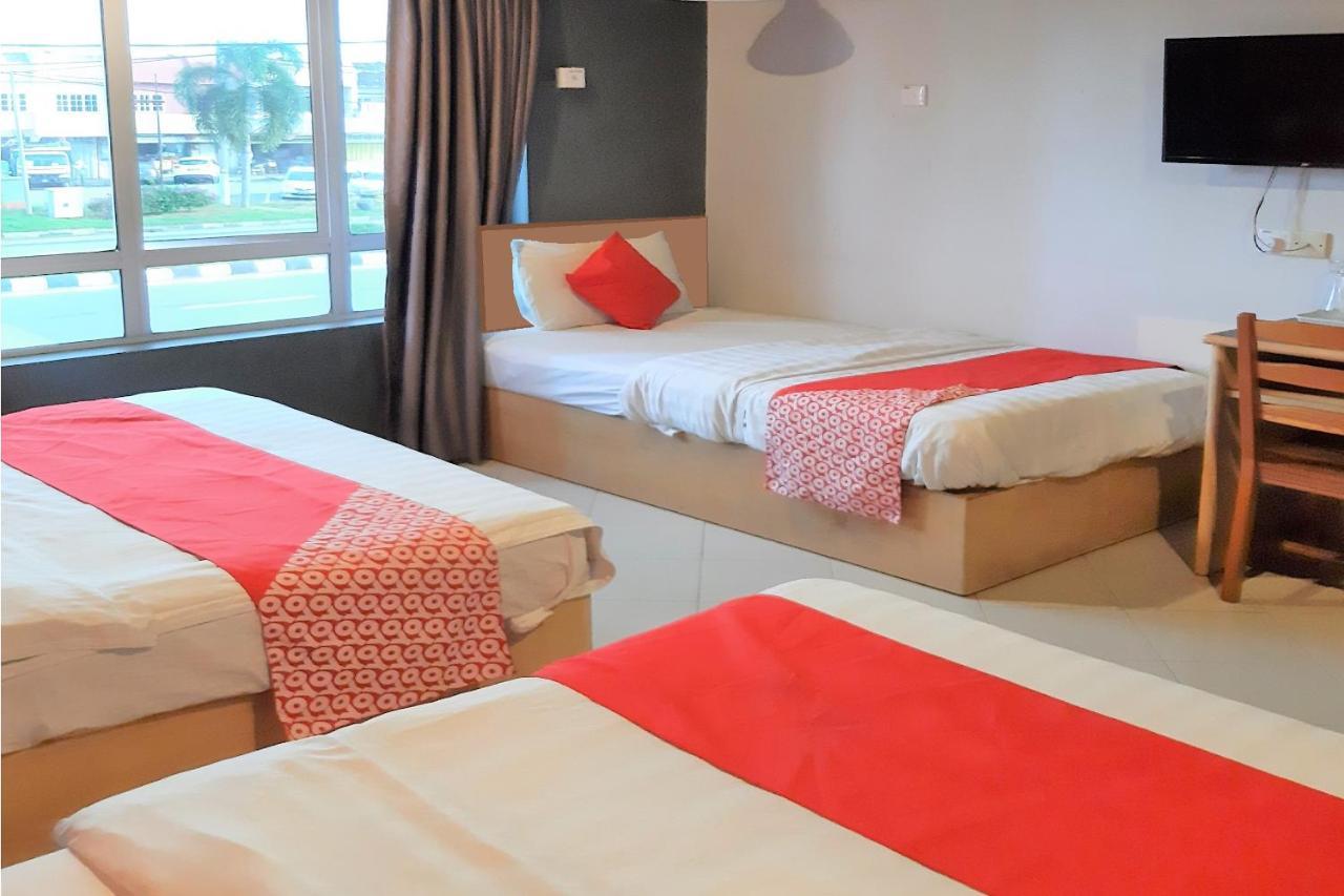 Oyo 90050 V Hotel Teluk Intan Exterior foto